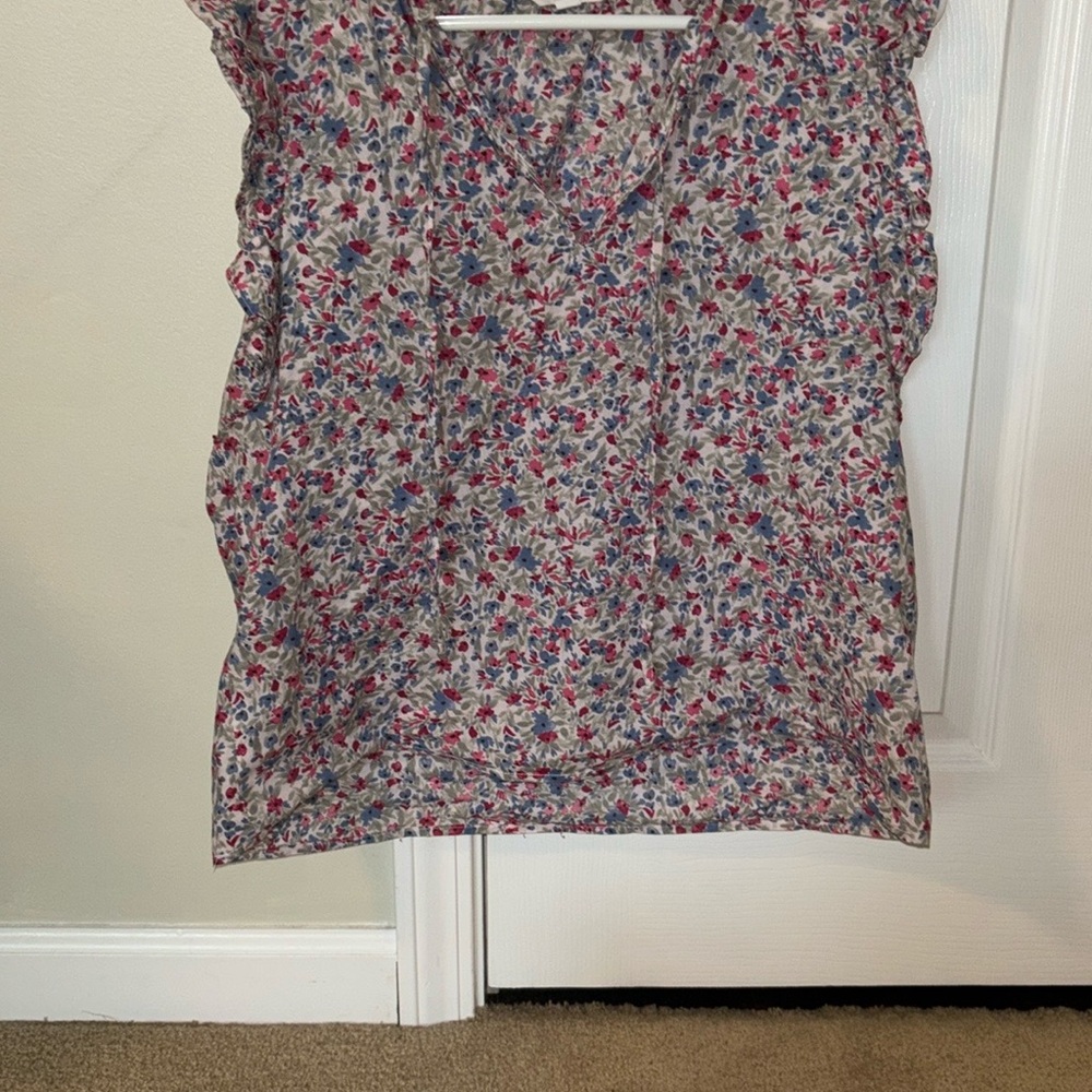 BB Dakota Floral Women's Top. Super cute with ruffled cap sleeves. EUC!